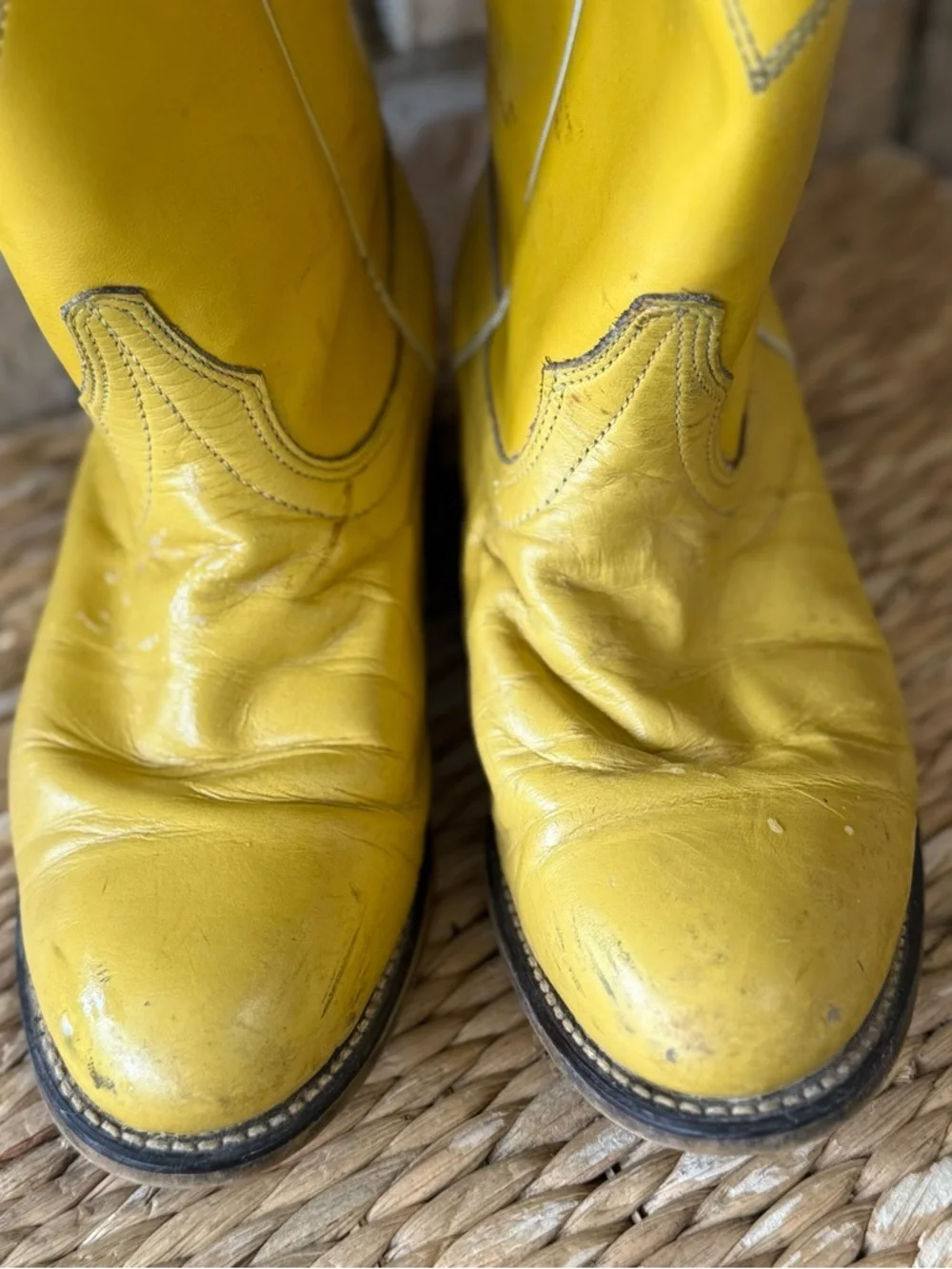 Laredo yellow Leather Cowboy Boots. Tan interior - Picture 4 of 8